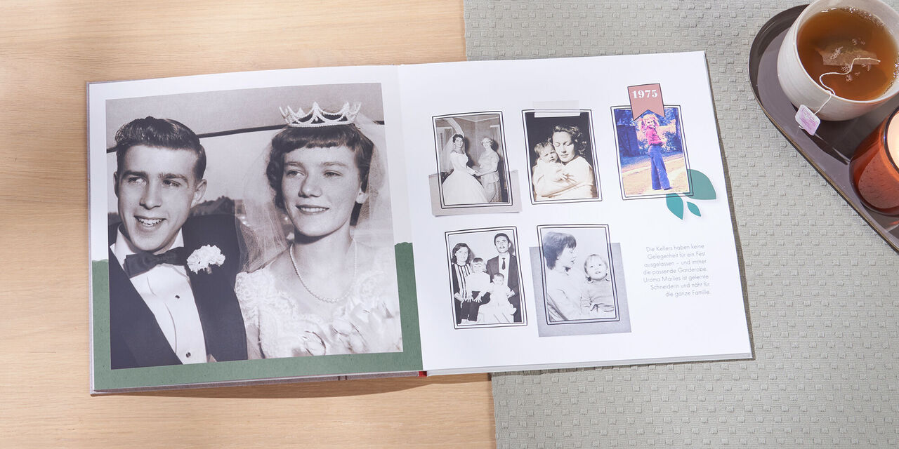 Na fotke môžete vidieť otvorenú CEWE FOTOKNIHU. Vľavo je na celej stráne stará čiernobiela fotografia svadobného páru. Vpravo je niekoľko čiernobielych fotografií členov rodiny z roku 1975.